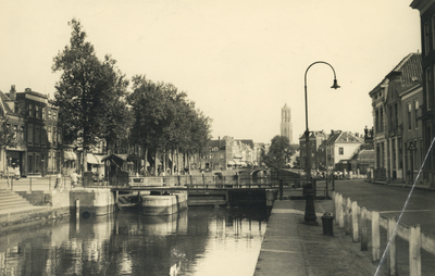 404742 Gezicht op de Weerdsluis te Utrecht, met rechts de huizen aan de Bemuurde Weerd W.Z. en links Bemuurde Weerd O.Z..